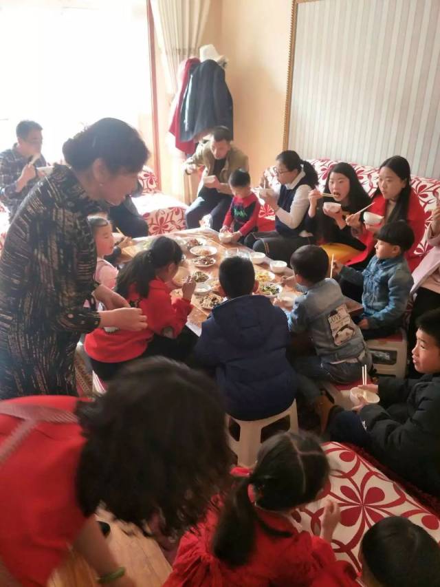 中卫还讲究各家族的人,不约而同到自家祠堂,堂庙祭祖,晚辈给长辈拜年