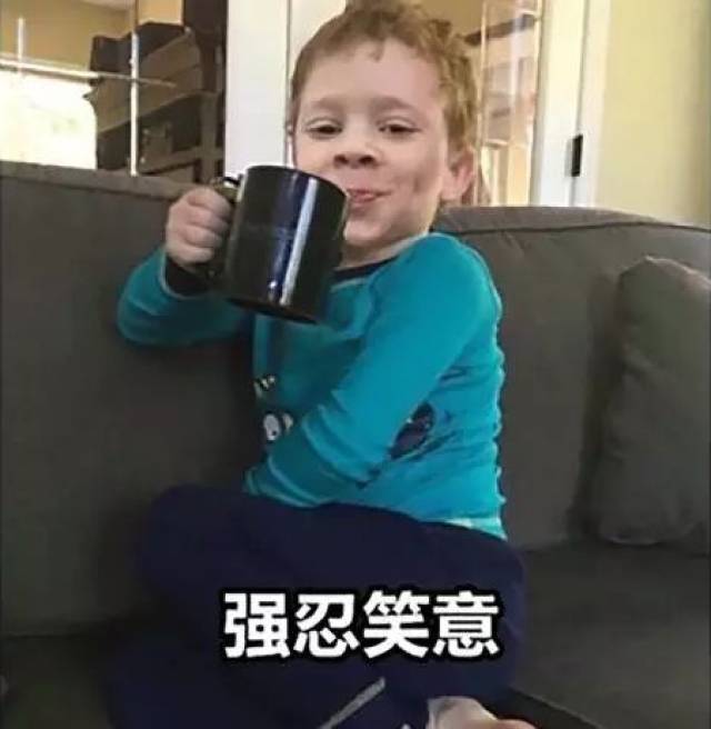 之前把他头顶蜥蜴的视频传到网上 这个表情全是戏的假笑男孩开始被