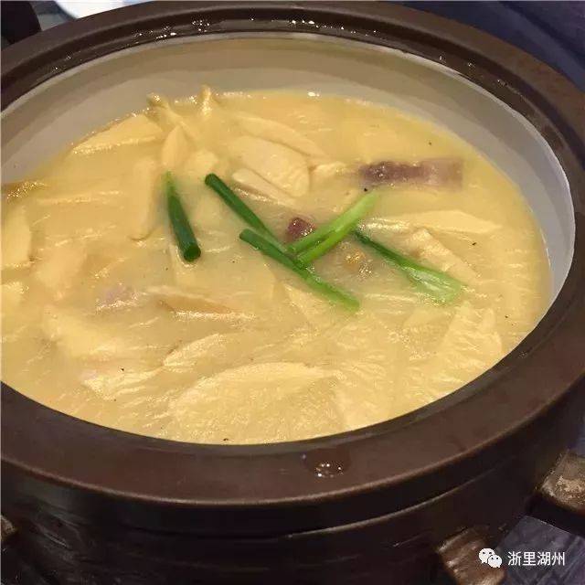 鲜是鲜笋和鲜肉,放在一起大火烧开,小火慢炖,一开锅,就看见气泡'笃笃