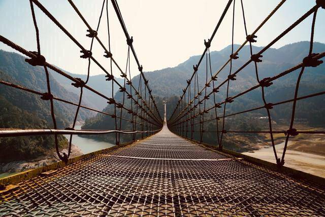 温州飞云湖上的铁索桥旁,有一个奇特的帐篷酒店