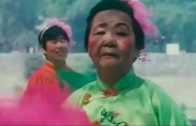 《甲方乙方》中扭秧歌的北京大妈