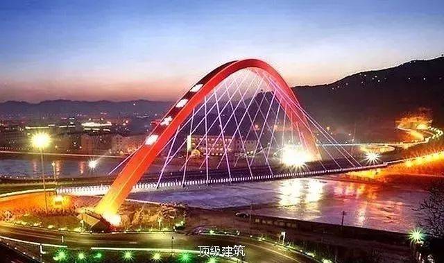 钱塘江第二大桥(别称彭埠大桥)是世界上第一个在强涌潮河段上修建的