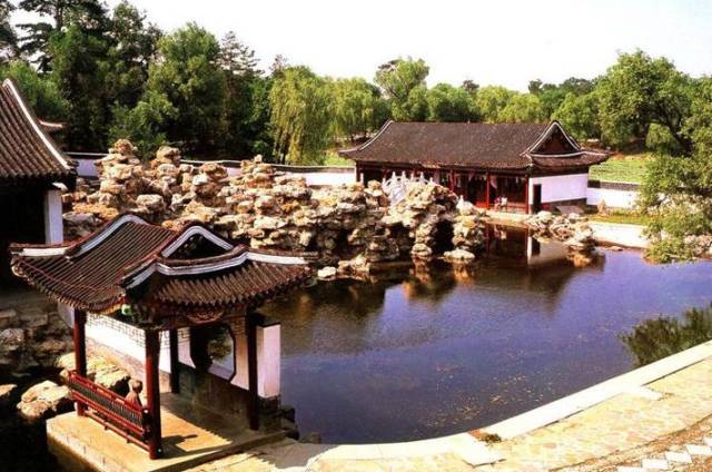 避暑山庄是古代帝王宫苑,清代皇帝避暑和处理的