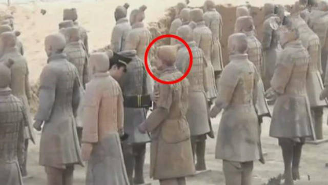 这个人非常喜欢兵马俑,所以就装扮成兵马俑的样子偷偷地流进兵马俑想