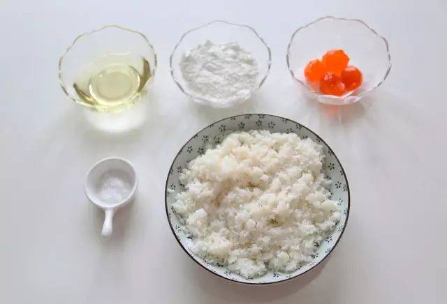 剩米饭200g/淀粉30g/油3勺 咸蛋黄3个/盐适量 1.