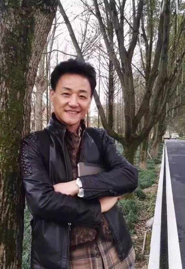 退休后的胡海,想要过自己的生活 要把年轻时的梦想一一实现 他说