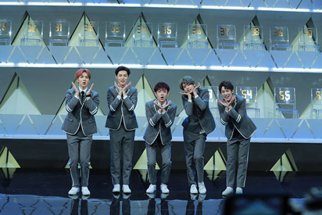 觉醒东方全员晋级60强 秦奋泪洒舞台感谢韩沐