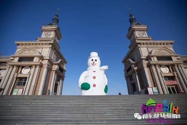 位于哈尔滨友谊西路音乐广场的群力外滩的一个雪人谷,堆起了大大小小