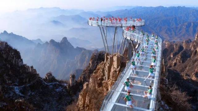 平台上的红五星非常醒目,与狼牙山红色主题相吻合,平台面积466平米,可