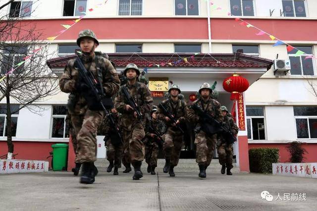 2月17日,担负战备值班任务的该旅合成二营官兵紧急出动.