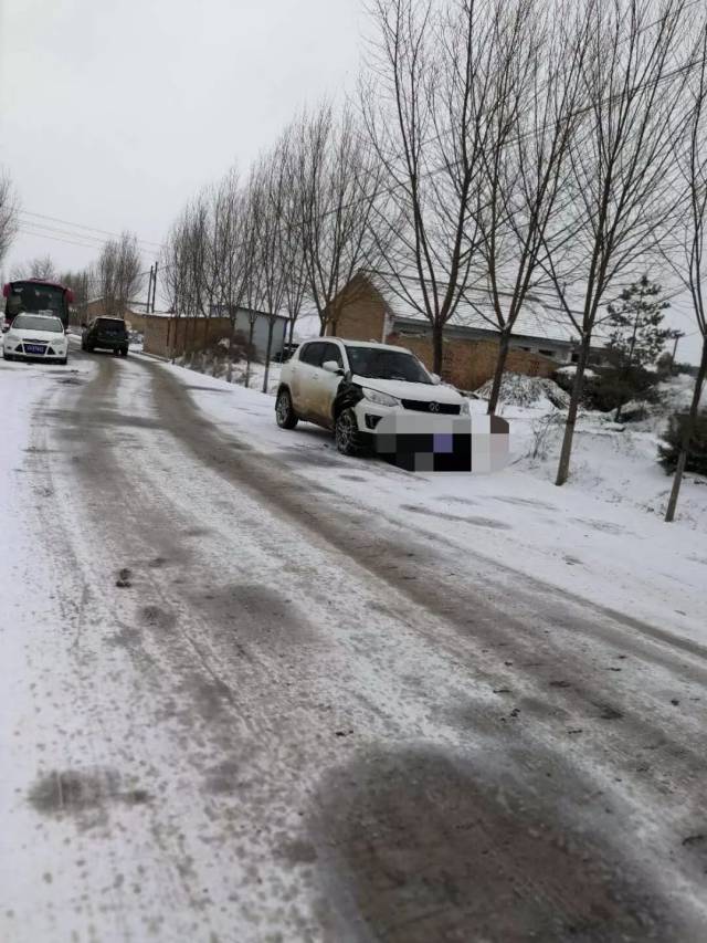 下雪了,镇原路段发生几起车祸,出行注意安全!