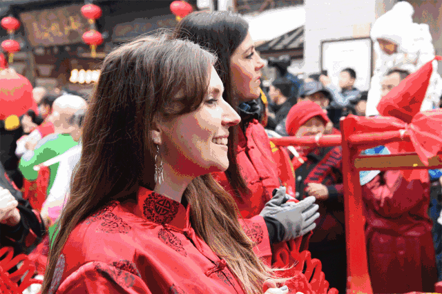 其他外国朋友们身着红色的唐装 为市民和游客们带来了有趣的新年舞蹈