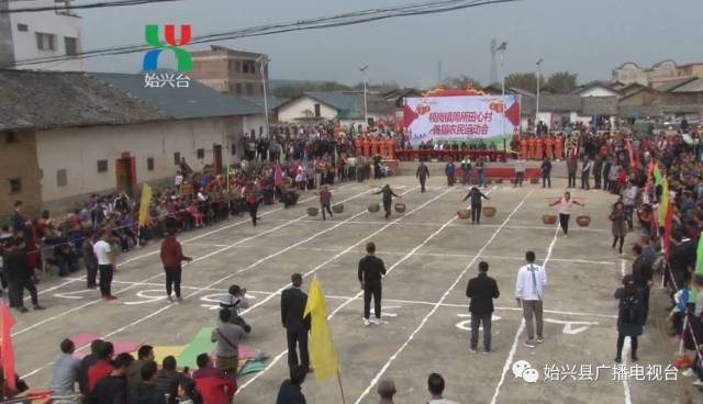 大年初三这天,始兴县顿岗镇周所田心村举办了首届农民运动会.