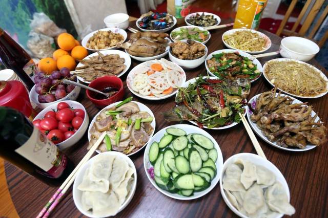 实拍山东农村8户人家的年夜饭 谁家饭菜最经典更有年味
