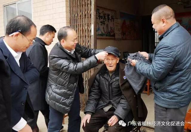 董事长熊国龙先生与抗战老兵蒋靖恒先生一起深情交谈 唐祖清先生向