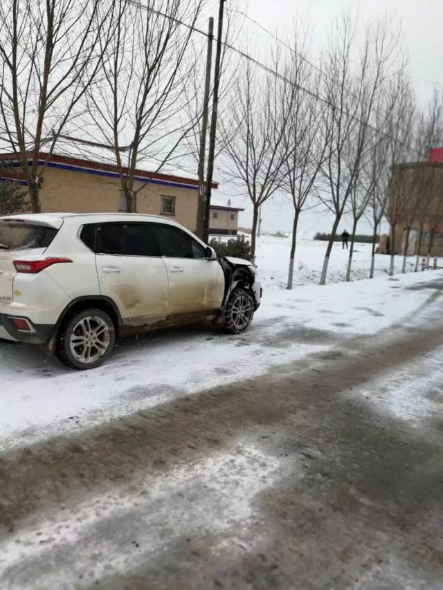 下雪了,镇原路段发生几起车祸,出行注意安全!