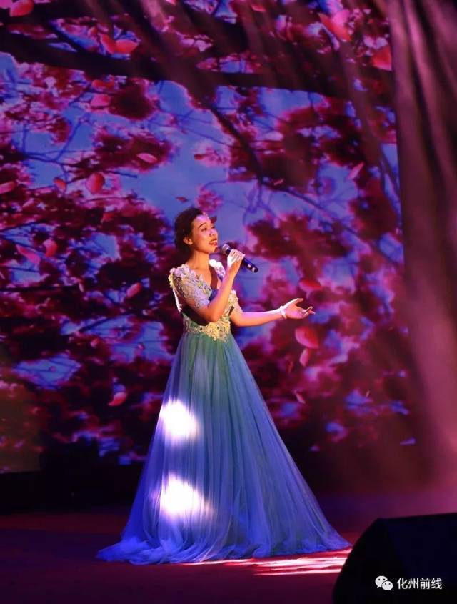 女歌手谢晓芝在演唱《桃花谣》