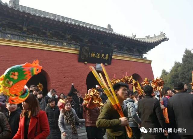 2018新年,淮阳太昊陵41万人上香盛况!现场人山人海,香灰要用大铲车清