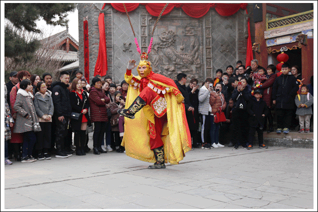 视频|大圣大闹李家院 雄狮狂舞梅花桩!