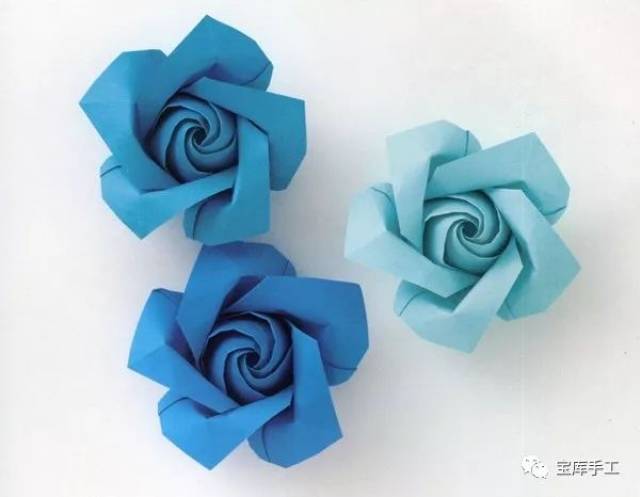 这是一本唯美的折纸玫瑰 其它花的作品集,从使用的工具材料到操作步骤
