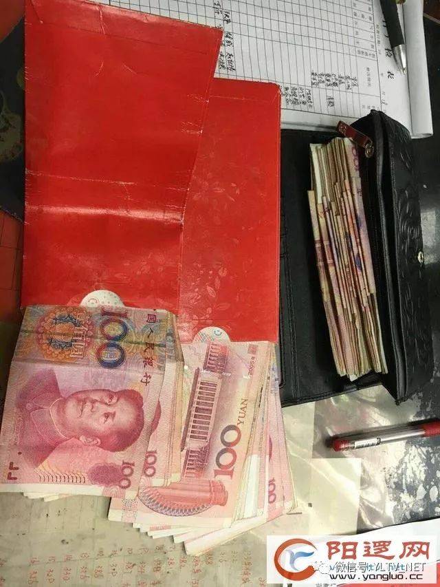 回新洲老家,转乘地铁阳逻线时发现一万多现金遗落,公交师傅热心找回!