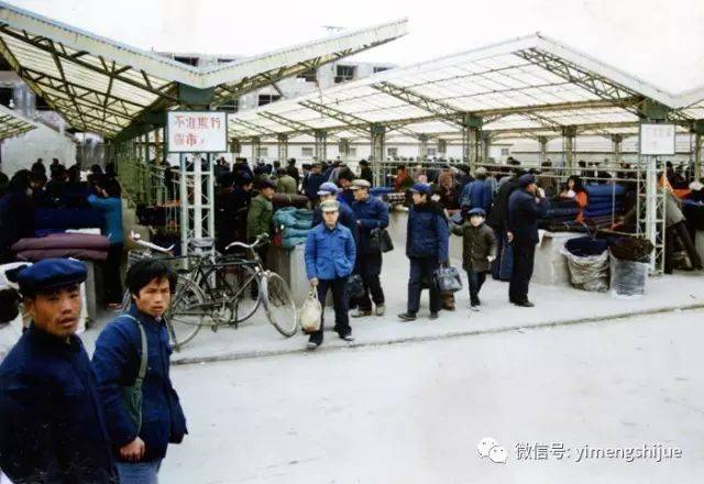 第一代纺织品市场是水泥台子式的,没有大棚的遮掩
