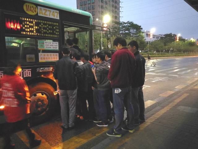 大年初六:实拍深圳公交车盛况,从今天起,又到了挤公交