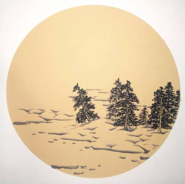 3,用中号雪地皴笔调淡墨画出树根的雪窝,画出雪岸,注意河岸的穿插.