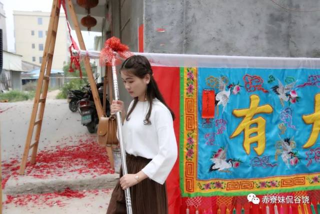 今日谷饶大闹热,扛旗美女如云,还有英歌,锣鼓,武术表演!