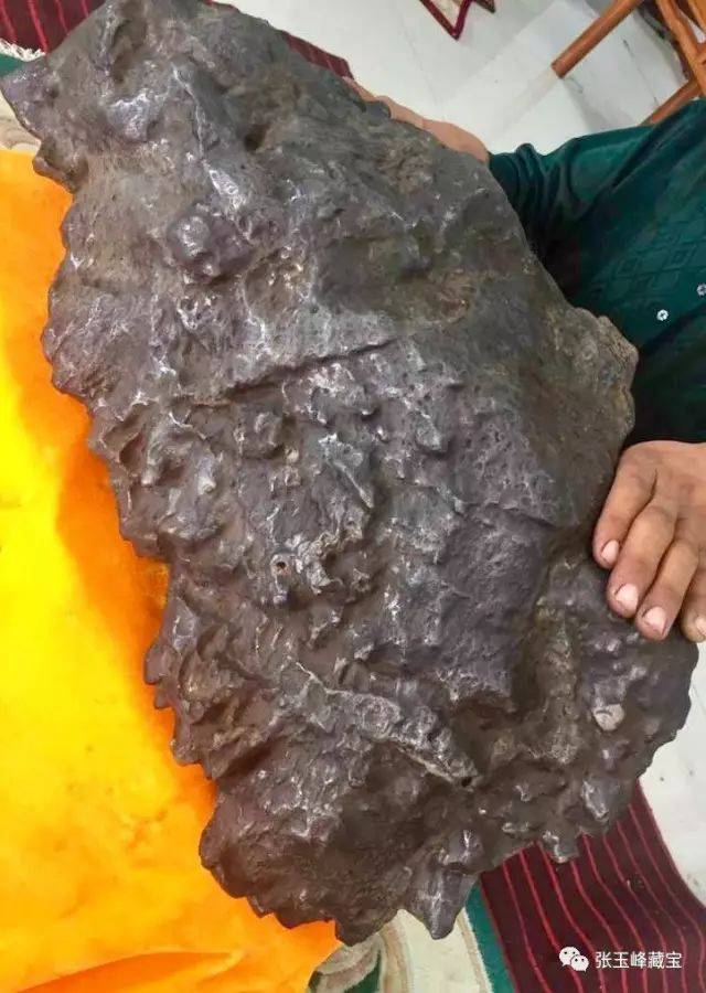 新陨石一般都有熔壳,气痕和熔流线,从外形特征我们比较容易把握.