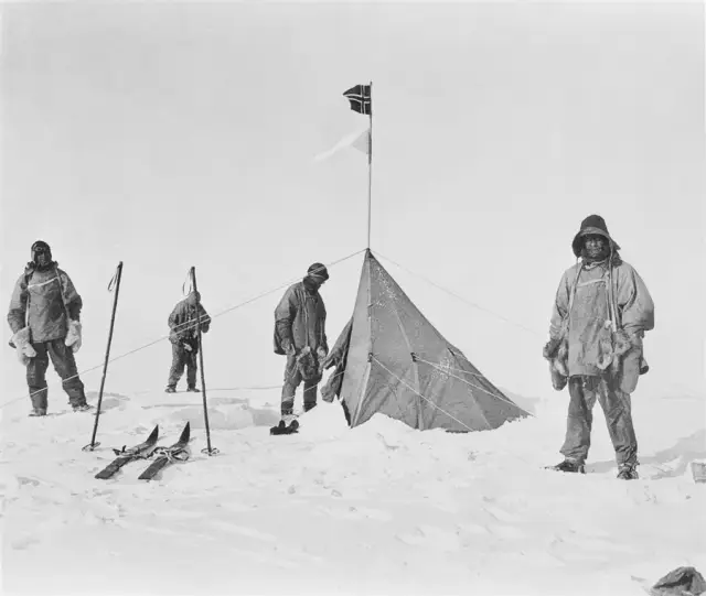 1911年12月14日,阿蒙森突然激动地跳起,大呼"停下,我们胜利了!