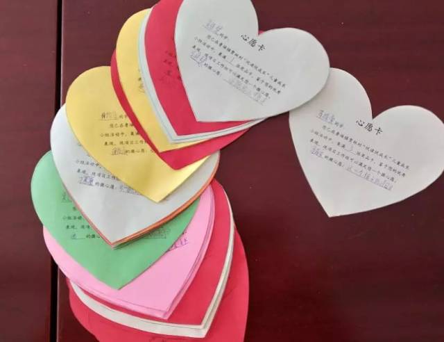 最后,志愿者老师为留守儿童们发放了新年礼包和读书心愿卡,陪他们过