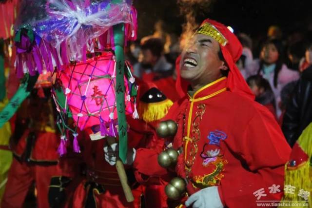 甘肃天水滩歌古镇大山深处耍起"夜社火",热热闹闹过大年