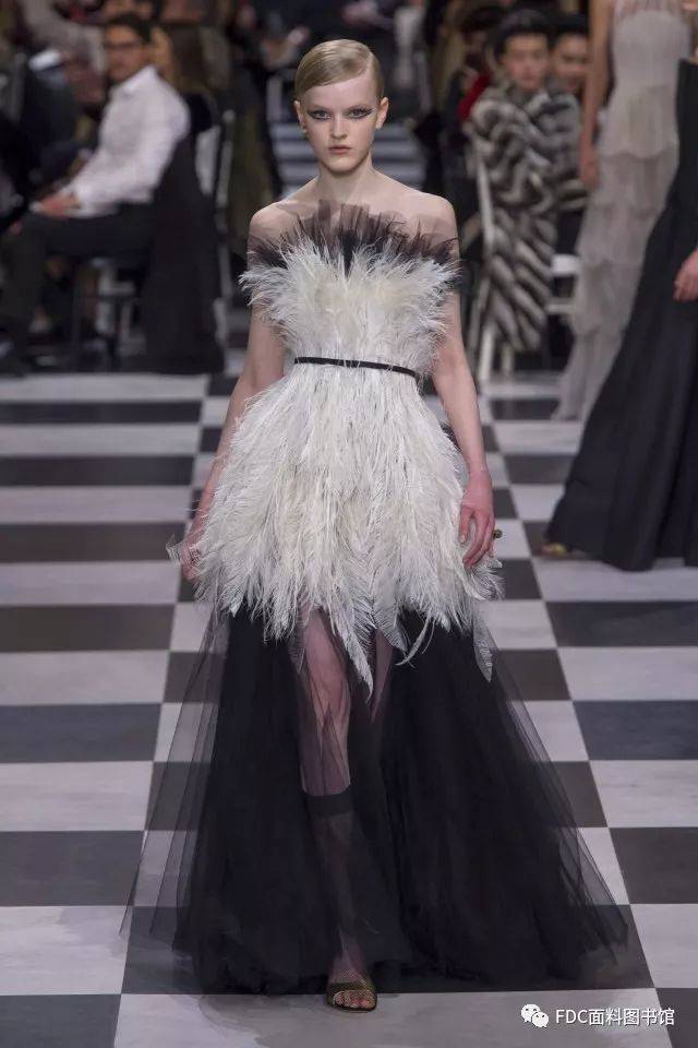 2018 christian dior 高定:用面料玩转欧普艺术风格