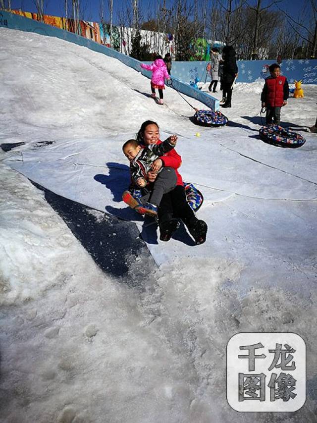 孩子们滑雪乐开了花.