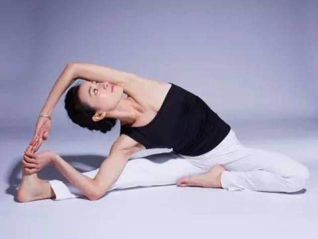 平躺在床上,抬起双腿,手掌撑住腰部,将腿向头部方向拉伸,保持5秒