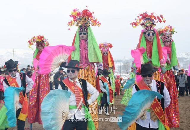 在甘肃省临夏回族自治州和政县买家集镇牙塘石咀村,村民们在表演秧歌