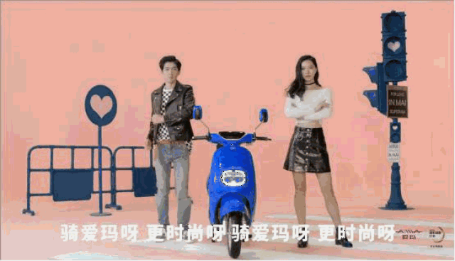 表情,还有那些耸肩挥手抬腿的动作,模仿的就是金雪炫和金希澈俩人合拍
