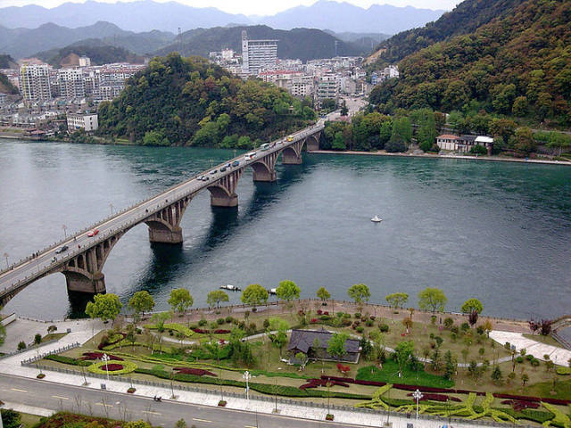 开春自驾好去处 建德吃草莓泡温泉游山玩水-游玩攻略