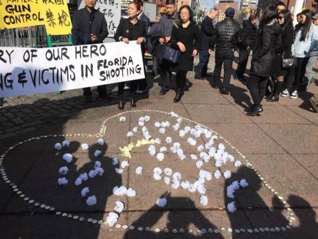 缅怀英雄!华裔之光闽籍小BT页游sf英雄棺木盖国旗下葬,纽约华埠举办追思