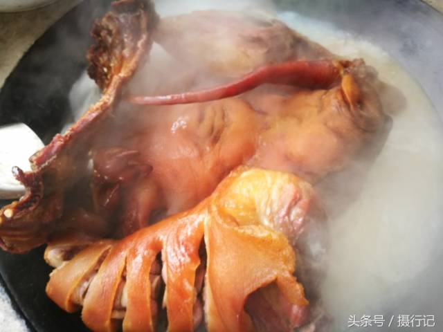 大锅柴火灶煮猪脑壳,腊肉,腊香肠.