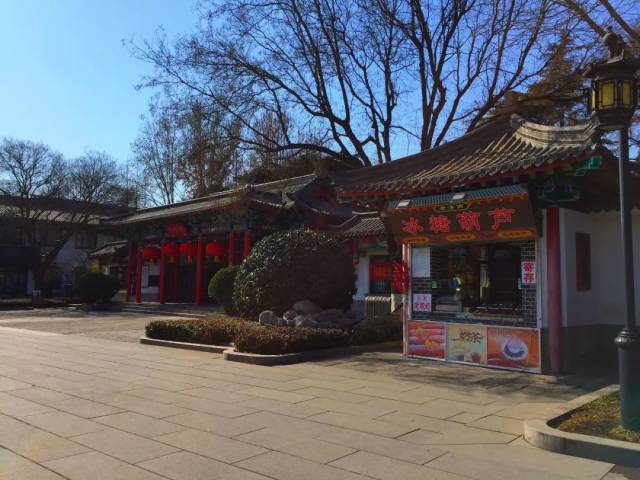 老济南冰糖葫芦也有些年头了,开在热门景区大明湖的东门的他家采取