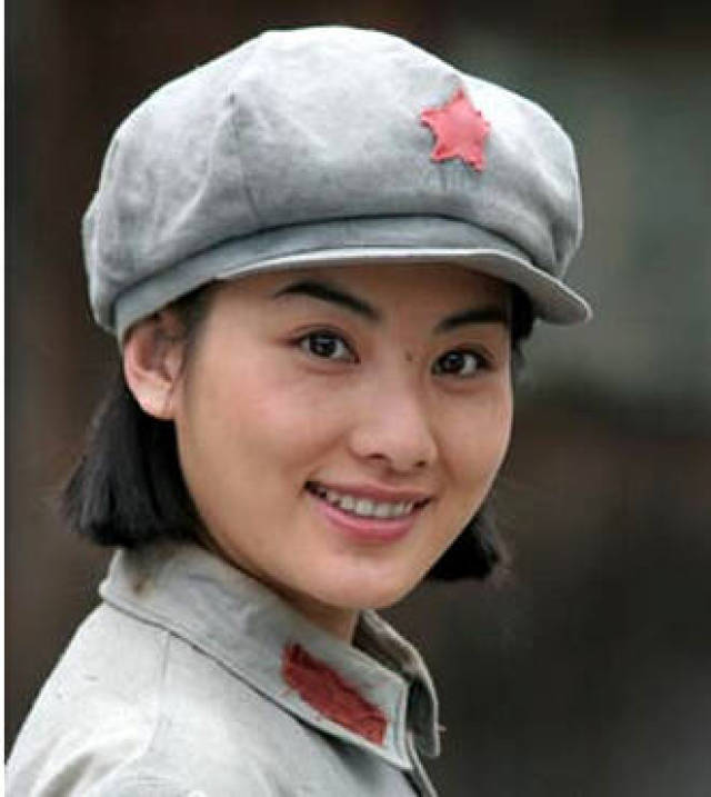 灰布装和八角帽:红军的象征