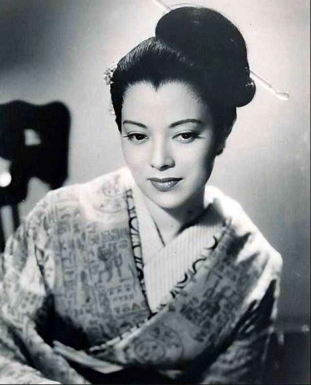 1938年山口淑子以李香兰的名字进入满映,成为满映明星.