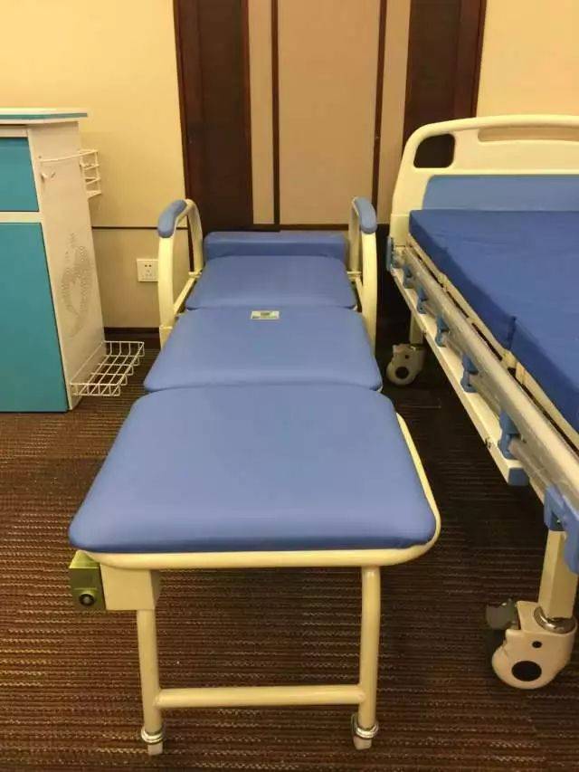 医院没有提供这样简易的陪护床,就算是有的医院提供这种简易的折叠床