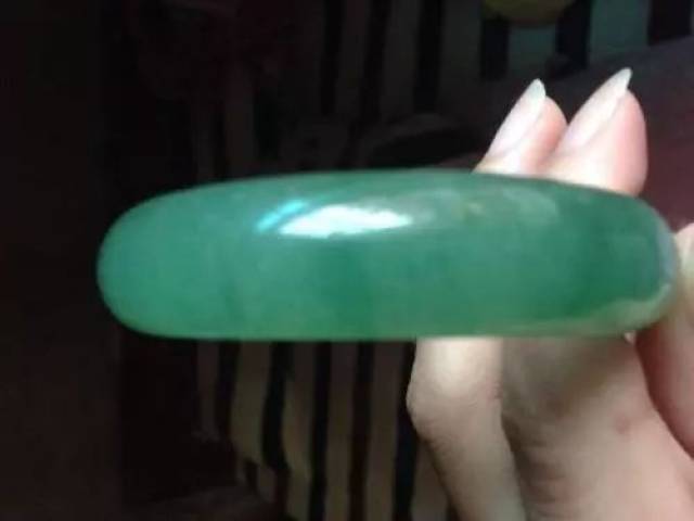 有些种水较差的白色翡翠,虽然没有用什么优化处理手段,但是在紫光灯下
