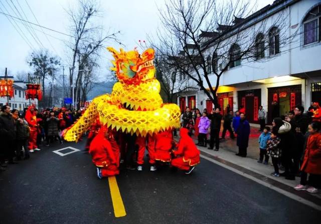 果树村舞龙舞狮闹新春,为乡村春节增添喜庆氛围!