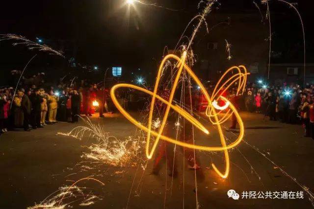 民俗"火流星",是一门融杂技与武术精髓为一体的民间社火表演艺术,至今