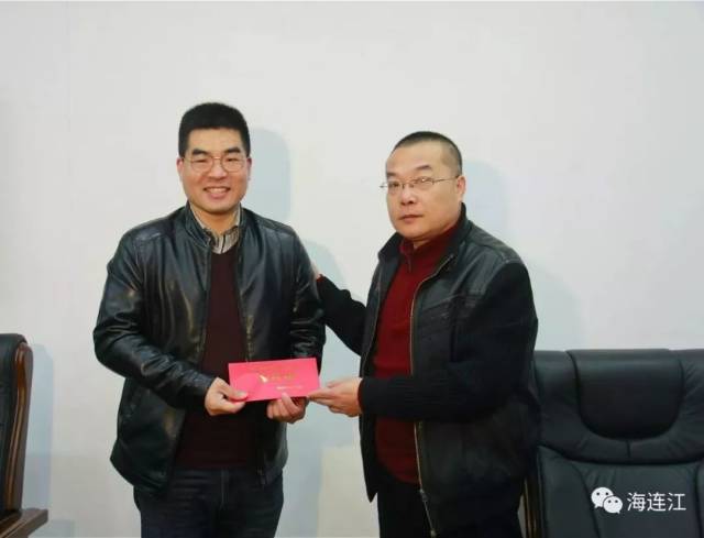随后,县委宣传部副部长,文明办主任黄绍俊向林华锋发放道德模范慰问金
