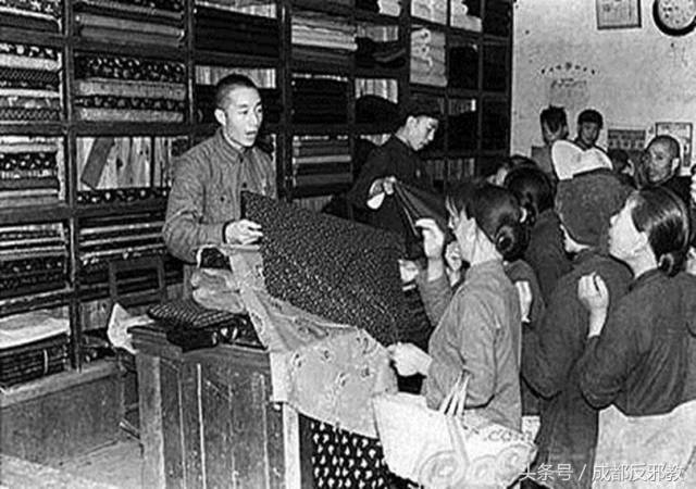上世纪五六十年代,年下繁忙的供销社,攒了一年布票,只为过年裁一身新